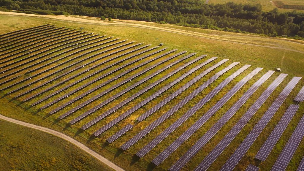 imagen de placas solares hechas con un dron