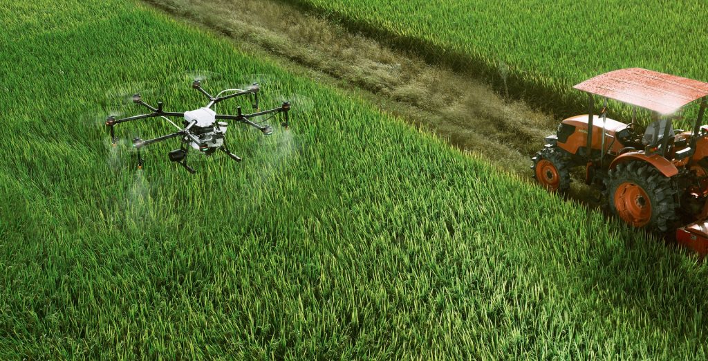 Control de plagas con drones en un campo de plantaciones