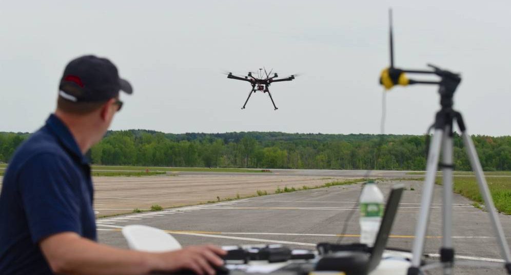 operador de drones realizando trabajos con drones