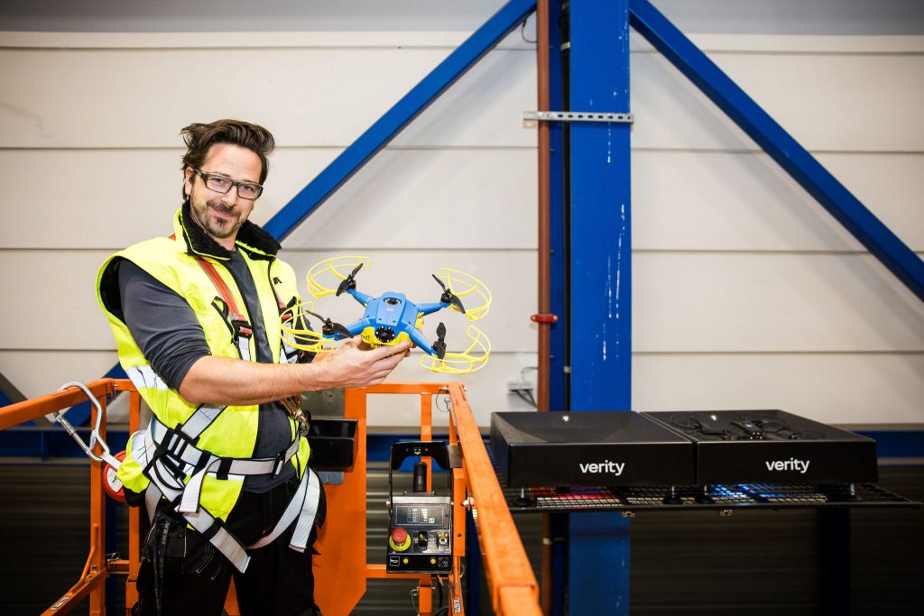 piloto de drones de Ikea enseñando su nuevo dron para la realización de trabajos logísticos