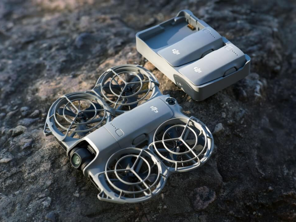 DJI neo 2 con 2 baterías, encima de una piedra de mar