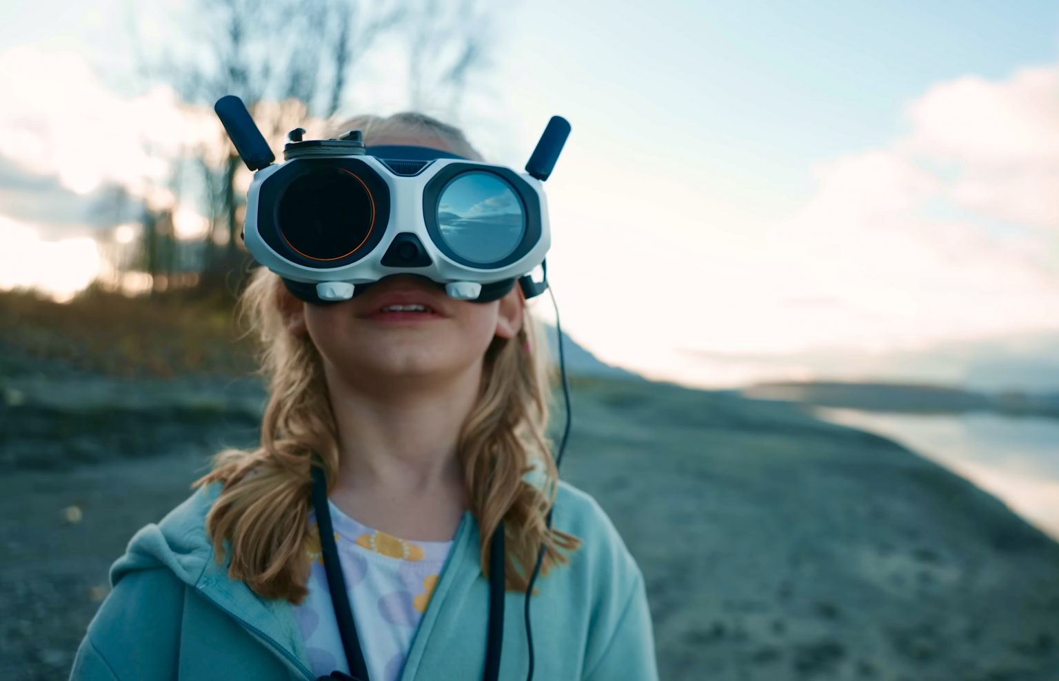 Niña volando dron sin Con Sky Path, (una ruta progamada)