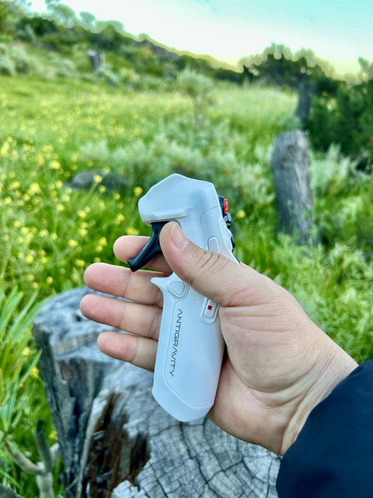 sujetando el mando del dron Antigravity A1 que se maneja con el Antigravity Grip